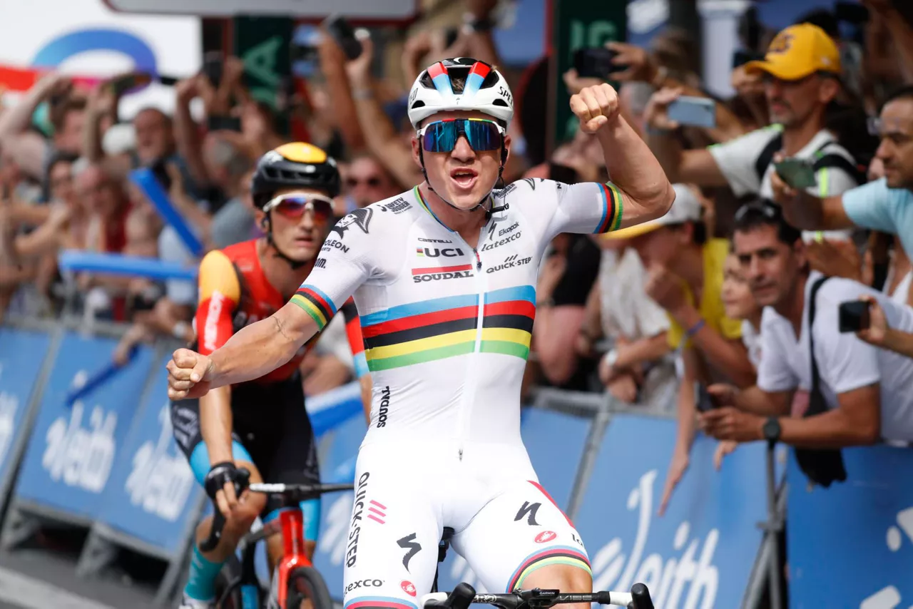 Remco Evenepoel, pozarren, Klasikoa irabazita. Argazkia: EFE.