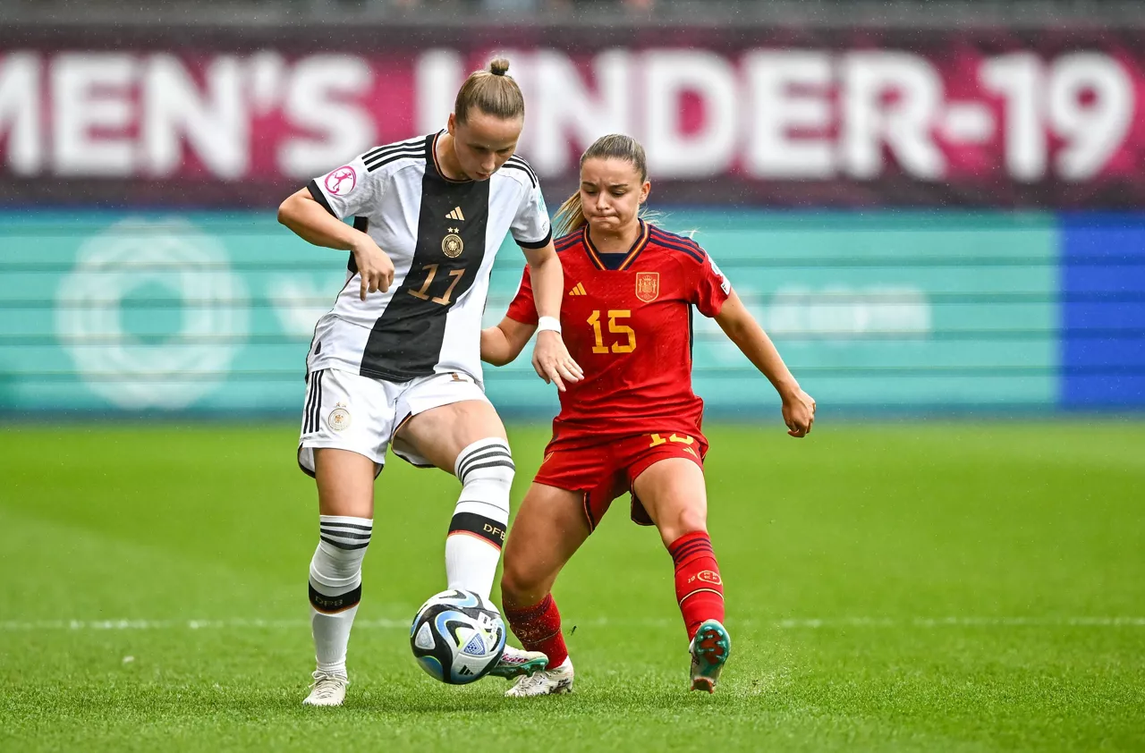 Sara Ortega jokalari alemaniar bat defendatzen. Argazkia: Emakumezkoen Espainiako Futbol Selekzioa