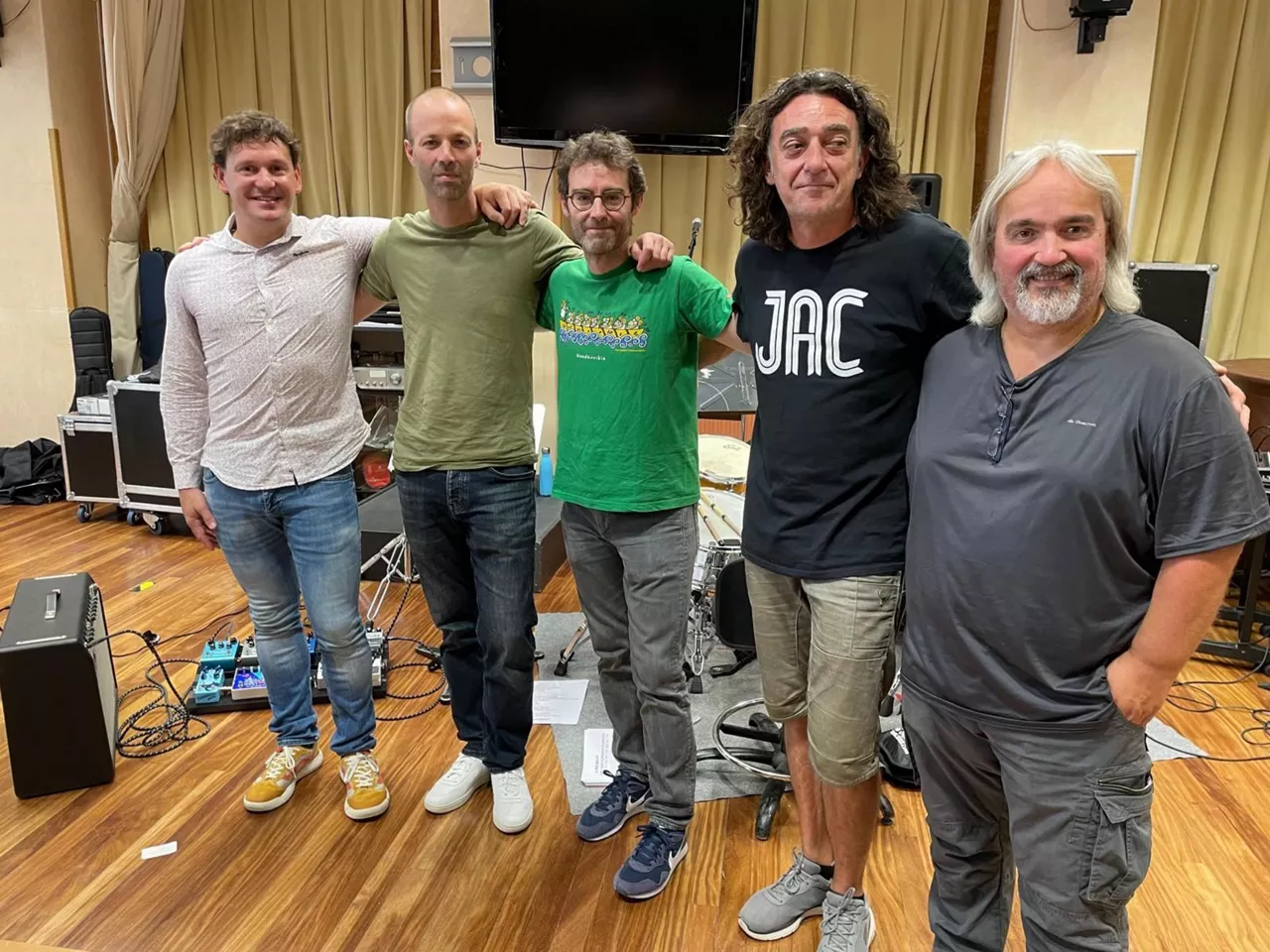 Miembros de Sorotan Bele junto al director Luis Orduña