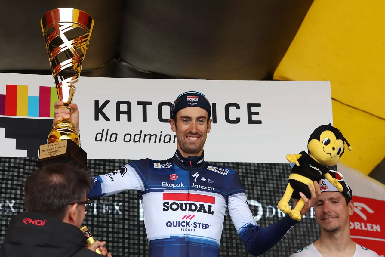 Mattia Cattaneo, podiumean, erlojupekoa irabazita. Argazkia: EFE.