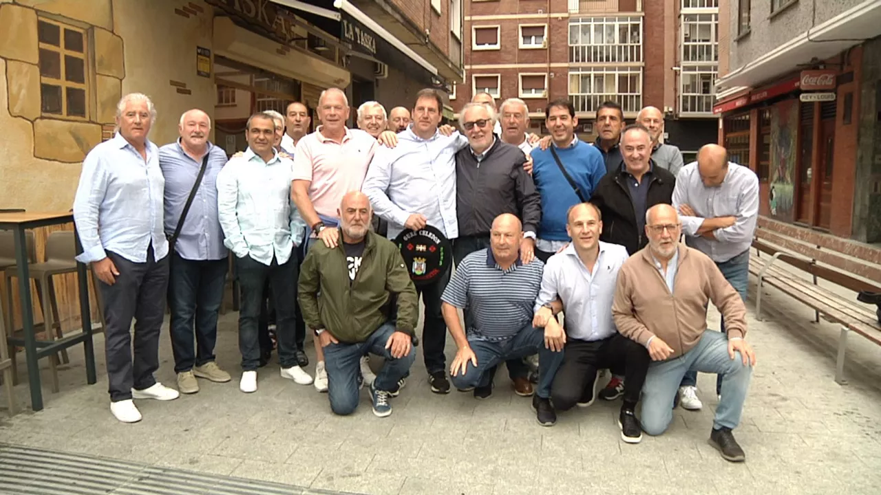 Gorka Ortiz de Urbina omenaldia egin dioten lagunekin