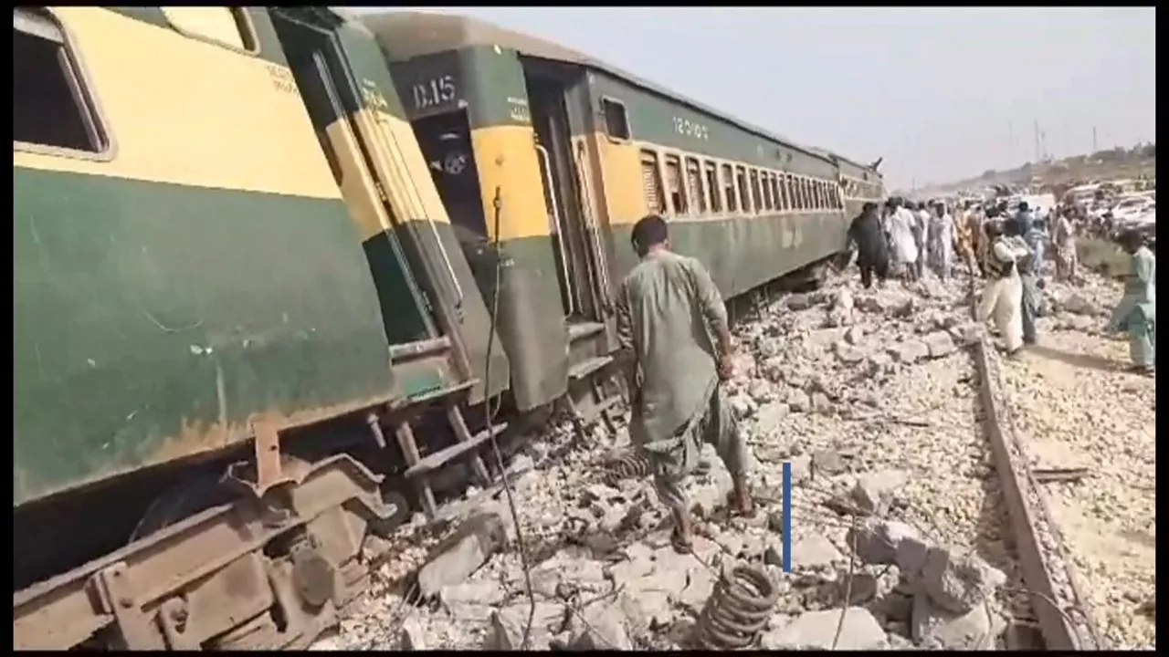 20230806190829_un-accidente-ferroviario-deja-23-muertos-y-mas-de-80-heridos-en-pakistan_