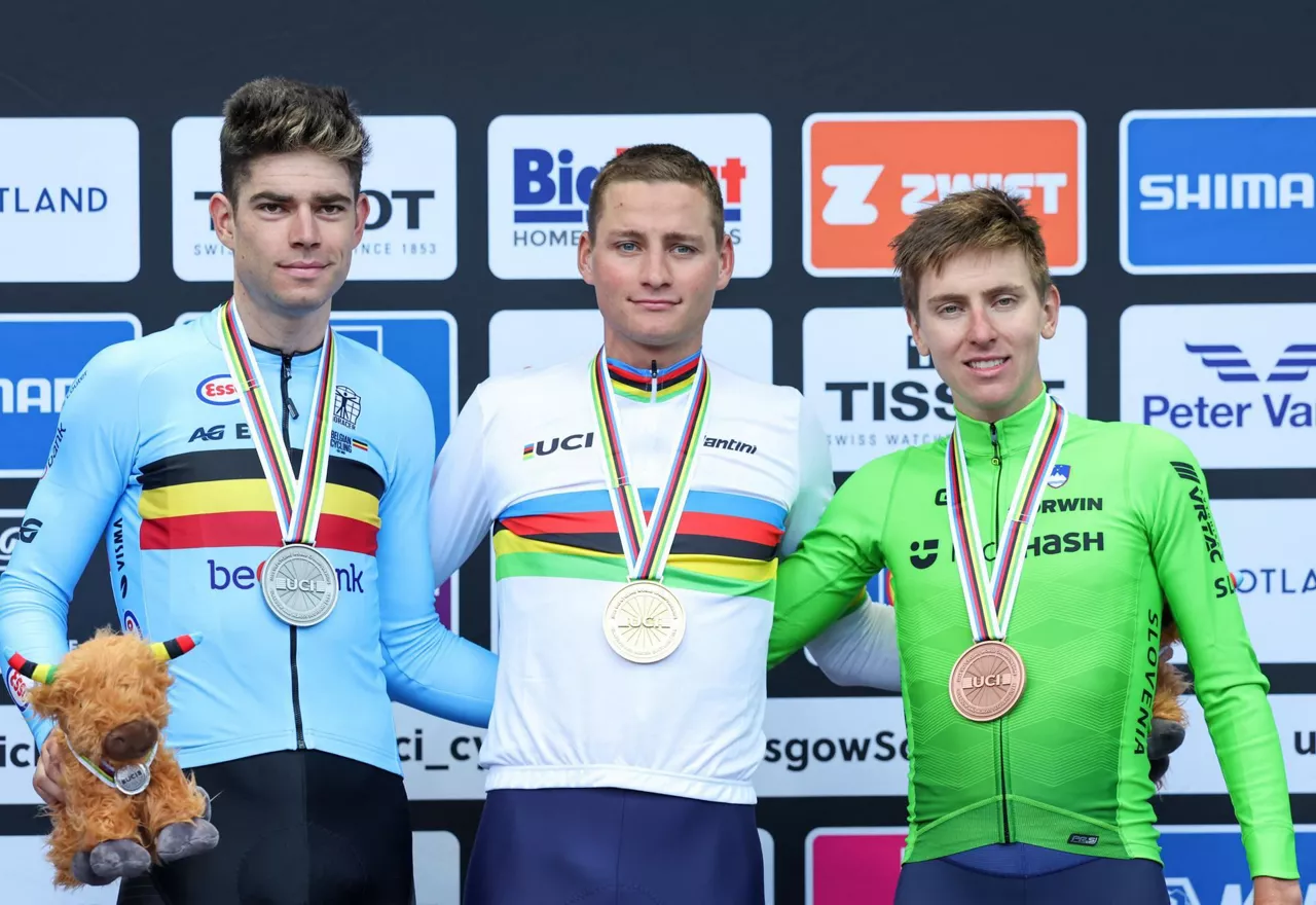Van Aert, Van der Poel eta Pogacar, alegia, bigarrena, irabazlea eta hirugarrena. Argazkia: EFE.