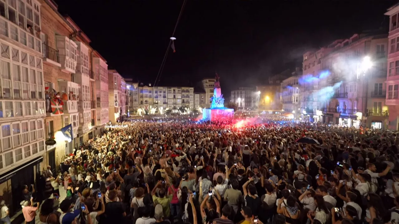 Un momento de la subida de Celedón a la torre de San Miguel