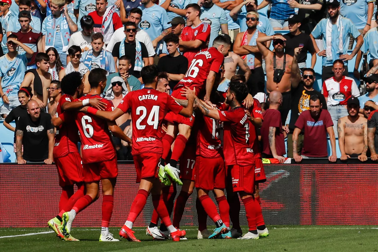Jugadores de Osasuna celebrando el primer gol. Foto: EFE