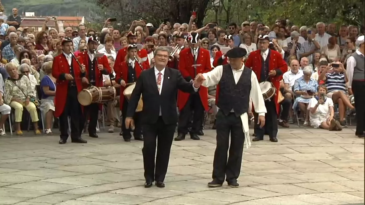 20230815133543_juan-mari-aburto-baila-aurresku-a-virgen-de-begona_