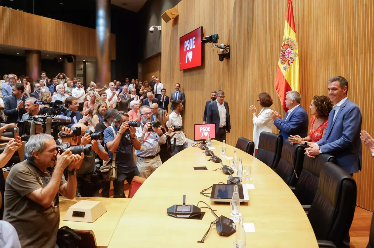 Pedro-Sanchez-reunion-grupo-parlamentario-PSOE-efe