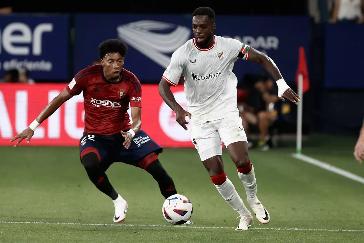 Johan Mojica eta Iñaki Williams, lehen itzuliko Osasuna-Athletic partidan. Argazkia: EFE.