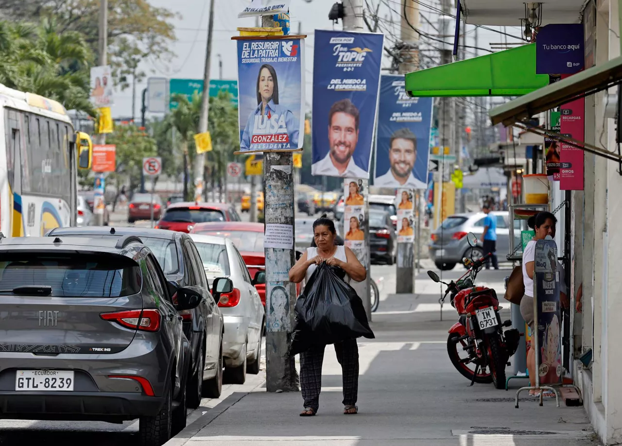 ecuador-elecciones-carteles-electorales-efe