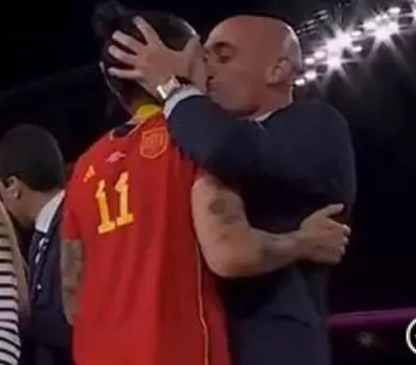 beso-rubiales-hermoso-twitter