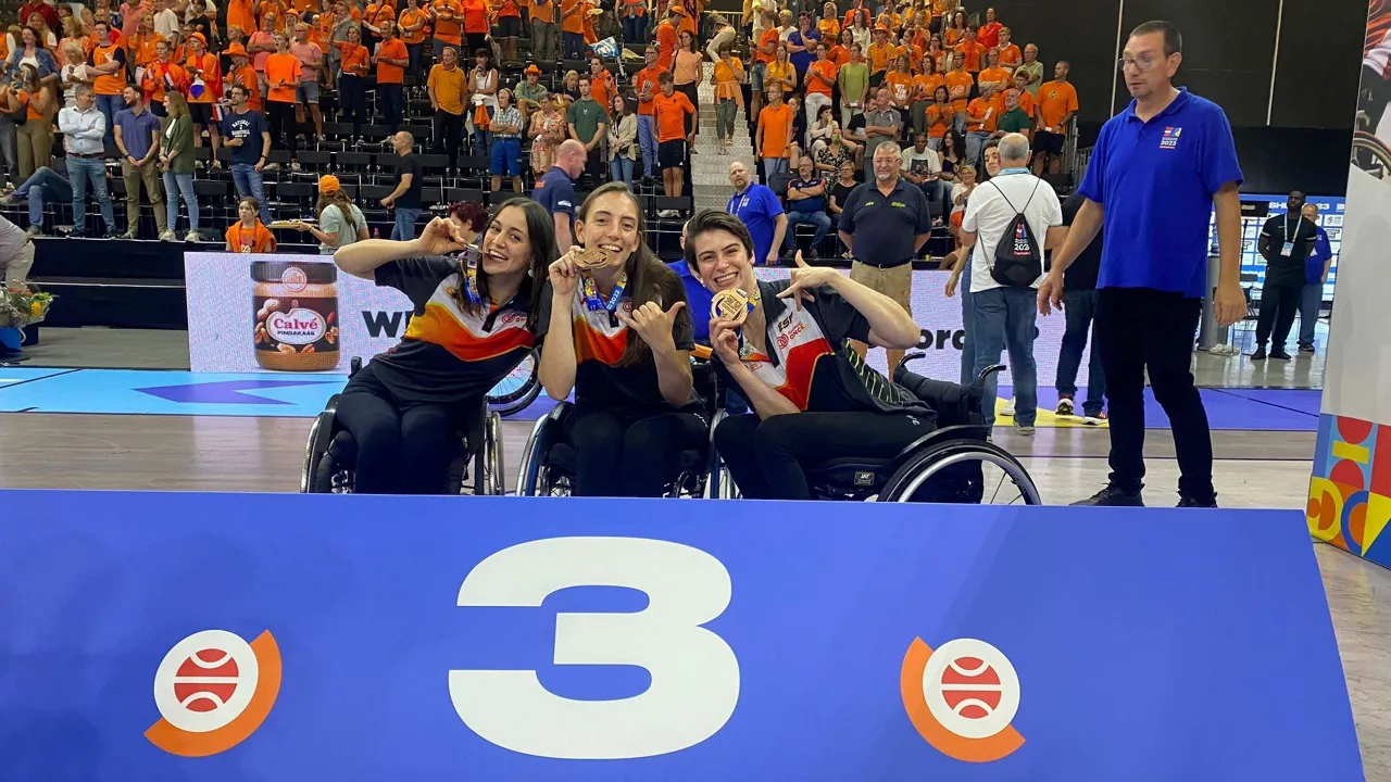 Bea Zudaire, Naiara Rodrigez eta Agurtzane Eguiluz, brontzezko dominarekin. Argazkia: Basque Team