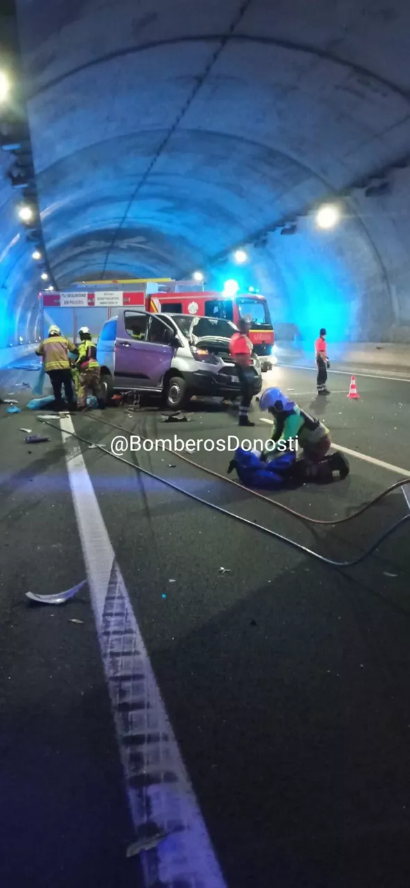 accidente istripua a8 renteria orereta iturria: donostiako suhiltzaileak