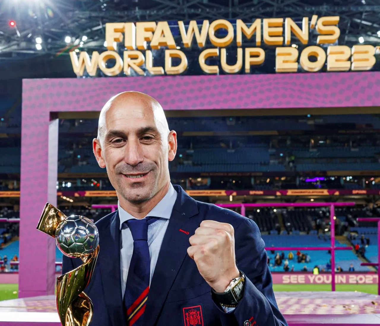 Luis Rubiales con la copa del Mundial femenino. Foto: EFE