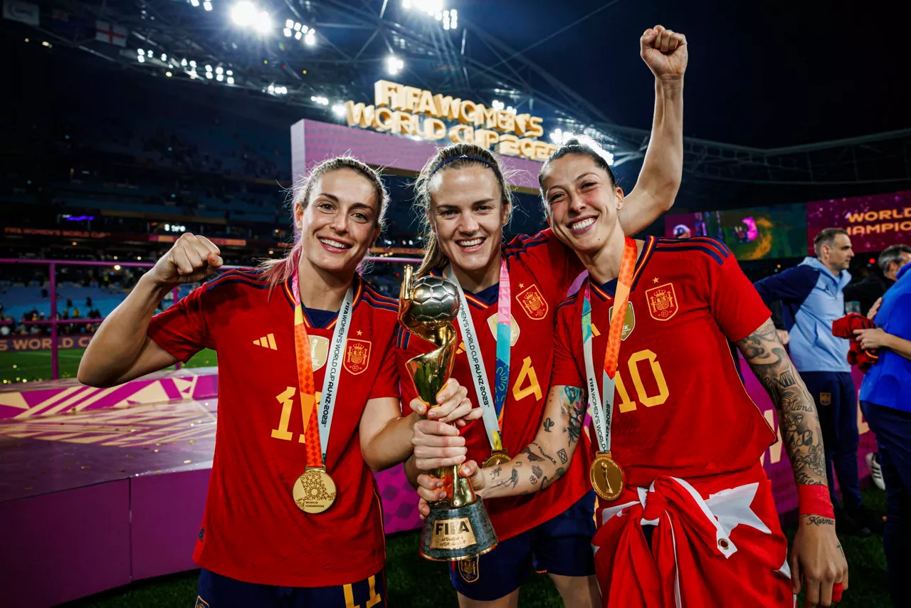 Alexia Putellas, Irene Paredes y Jenni Hermoso tras ganar el Mundial de Fútbol. Foto: EFE