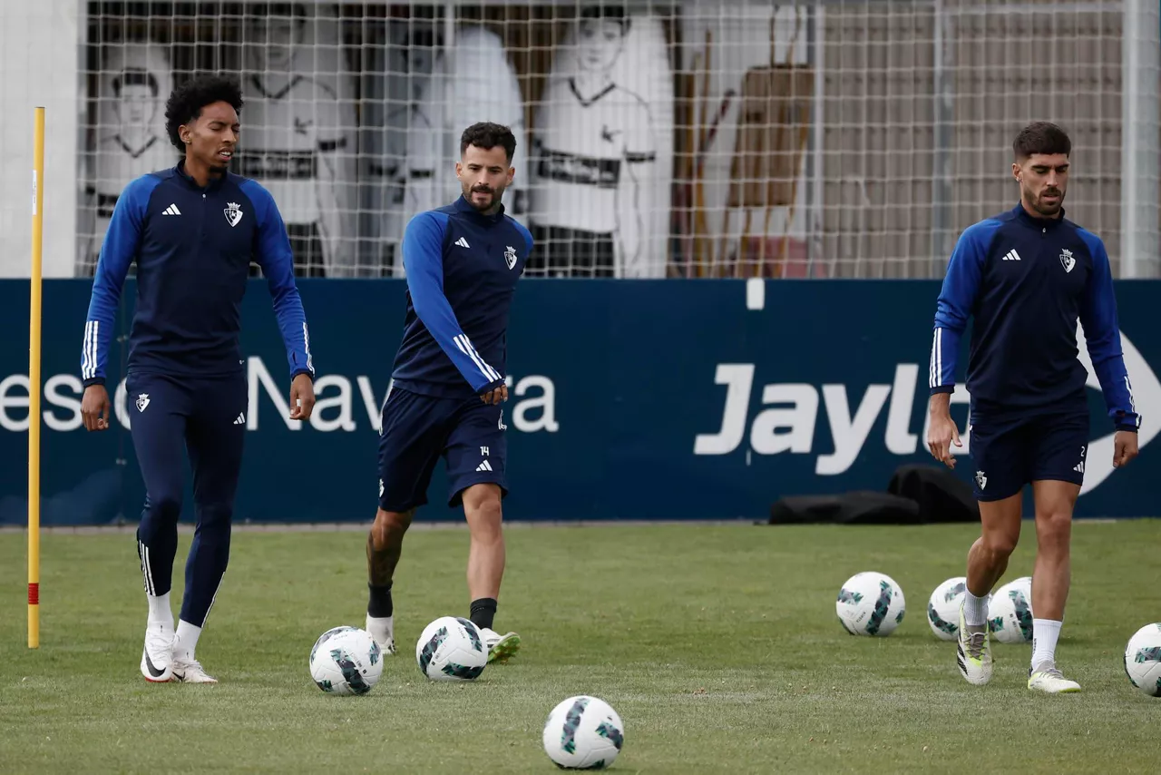 Osasuna, en el último entreno antes de viajar a Bélgica. EFE