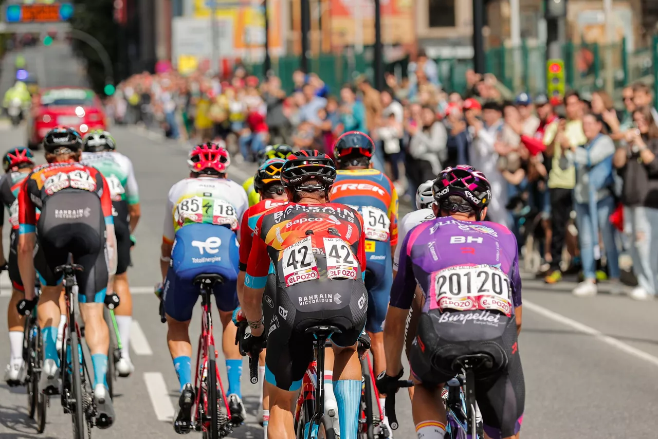 VUELTA-ESPAÑA-2023-PELOTON-TROPELA_01