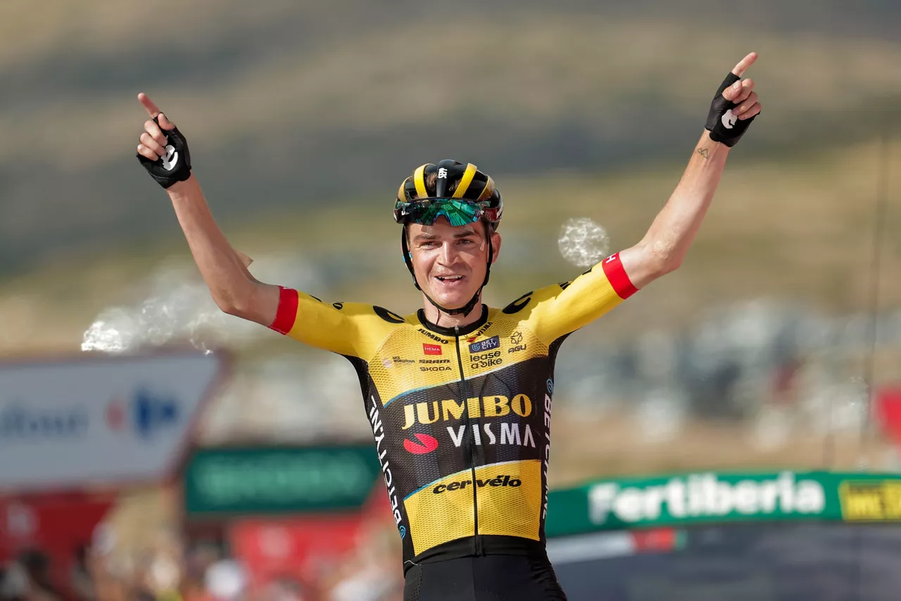 Sepp Kuss, pozarren, helmugaratu denean. Argazkia: EFE.