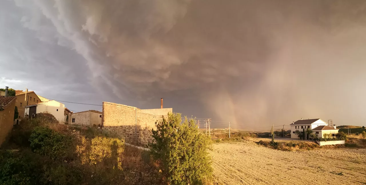 TORMENTA LLEGANDO A LABASTIDA EKAITZA BASTIDAN ALBERTO DOISTUA