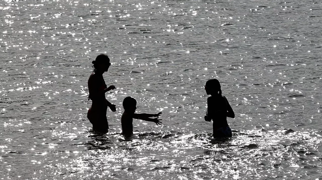 getxo hondartza beroa calor playa turismo efe