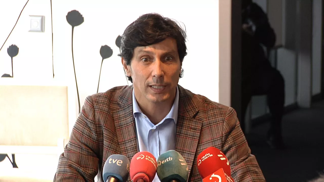 Sergio Fernández, director deportivo del Alavés, en la rueda de prensa de esta mañana.