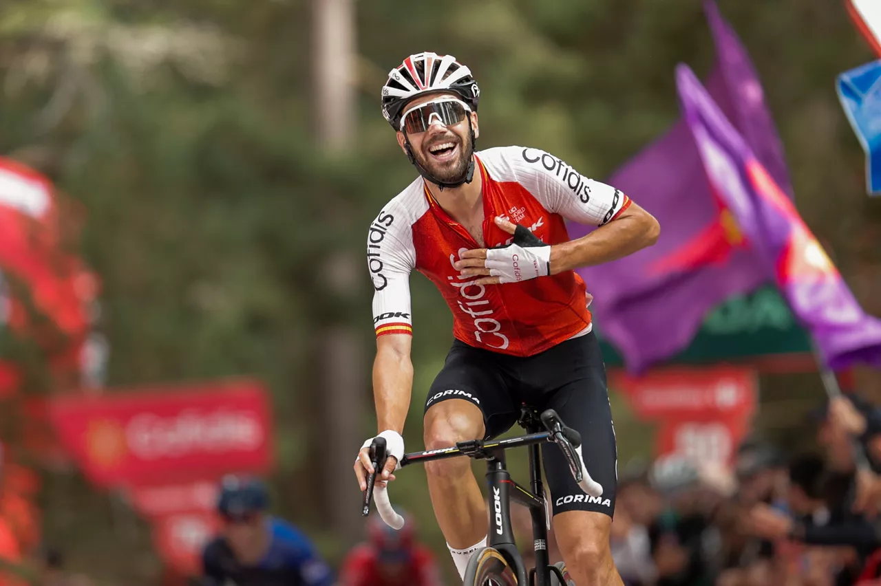 Jesus Herrada Laguna Negran lortutako garaipena ospatzen. Argazkia: EFE