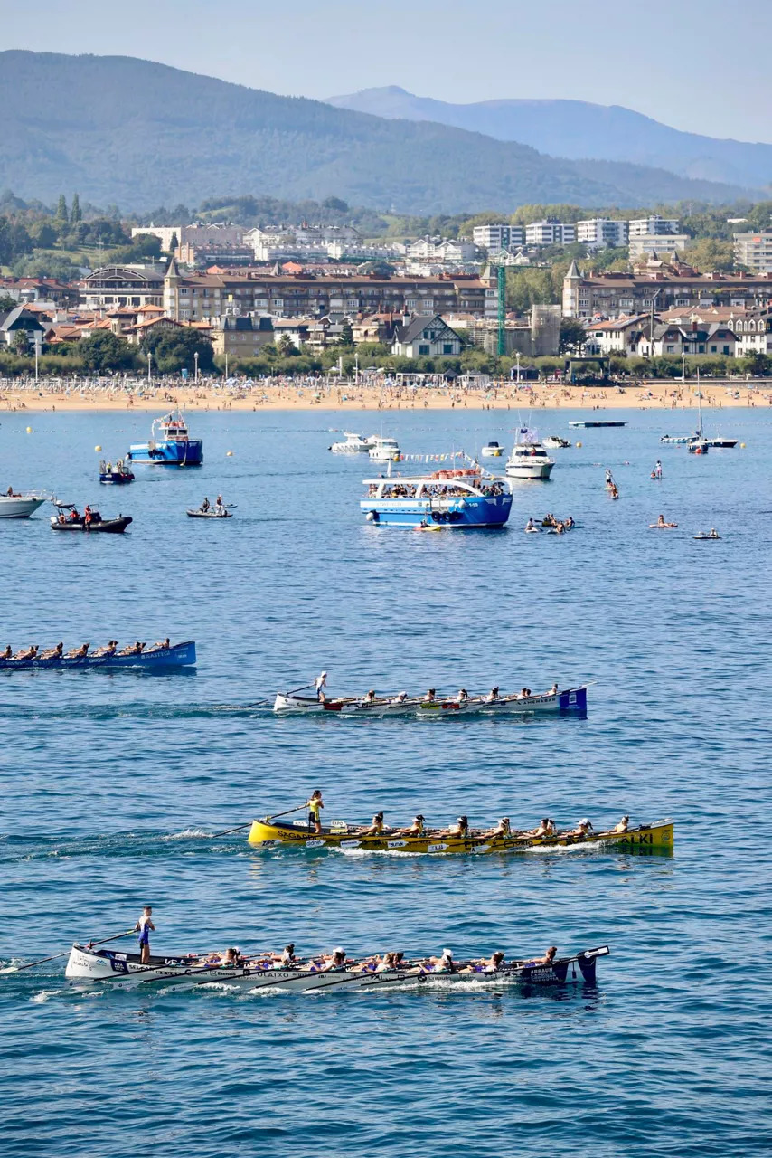 Hainbat ontzi 2023ko Kontxako Banderan parte hartzen.