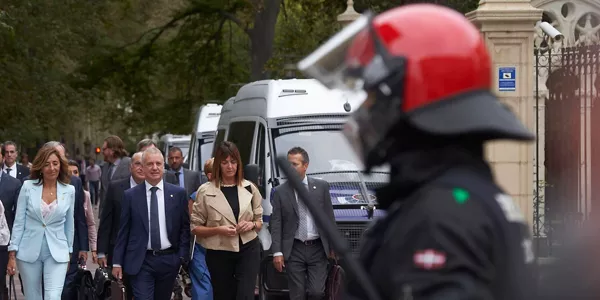 Los y las parlamentarias llegando al debate. Foto: EFE