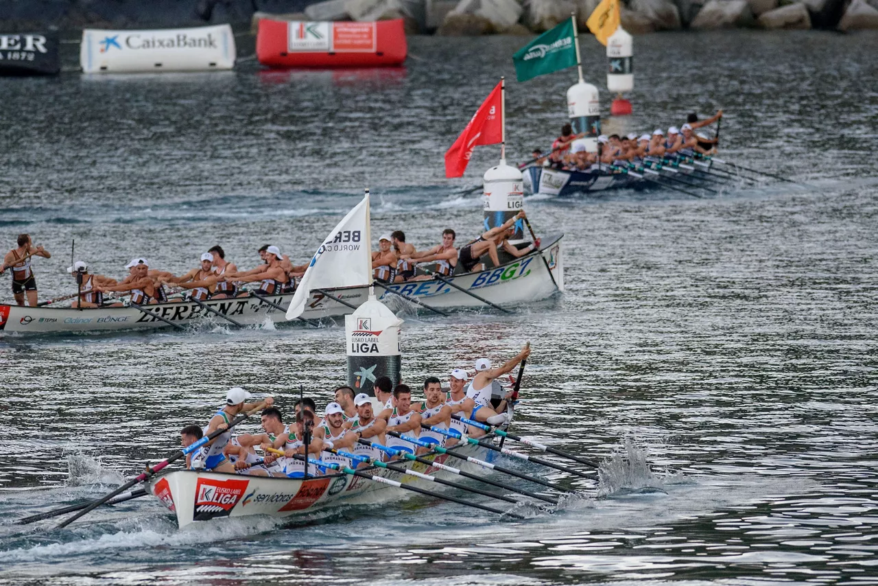Urdaibai, Zierbena eta Donostiarra, BErmeoko iazko estropadan. Artxiboko argazkia: EFE