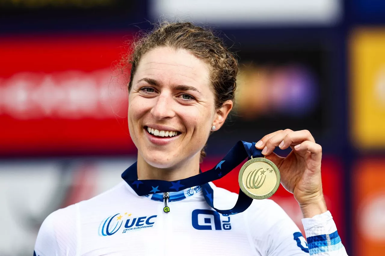 Marlen Reusser, podiumean, urrezko domina irabazita. Argazkia: EFE.