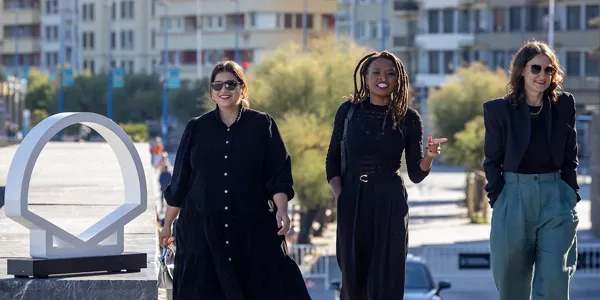 Productoras y directora de "All dirt roads taste of salt" (Sección Oficial). Foto: EFE