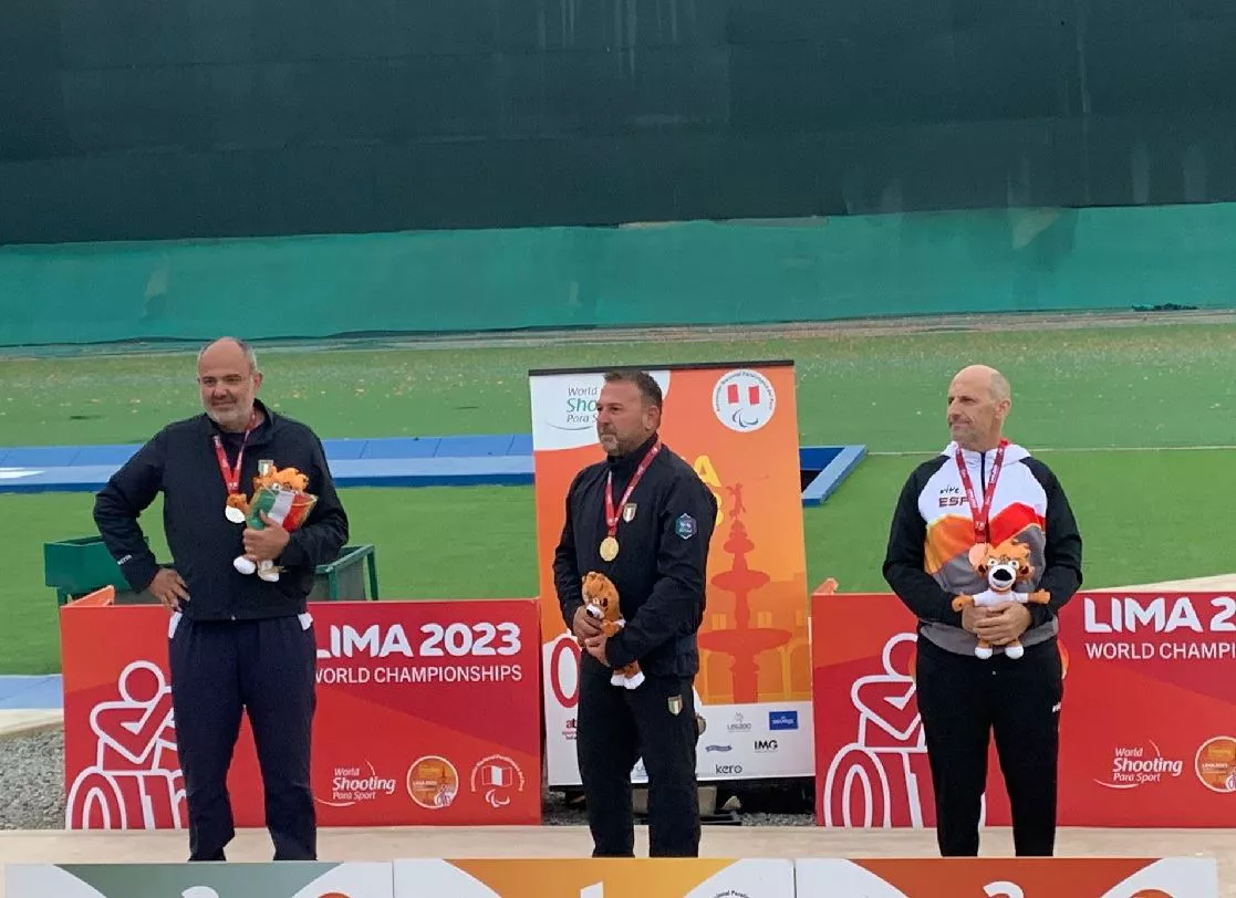 Iñaki Oloriz, irudiaren eskuin aldean, domina lortu ostean. Argazkia: FEDDEF