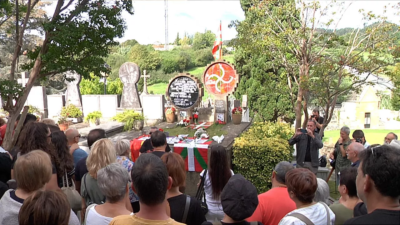 Txiki eta Otaegiri omenaldia Zarautzen. Argazkia: EITB