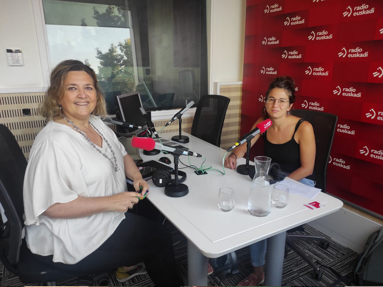 Elena Ramírez y Lore Uranga en Radio Euskadi. Foto: EITB Media