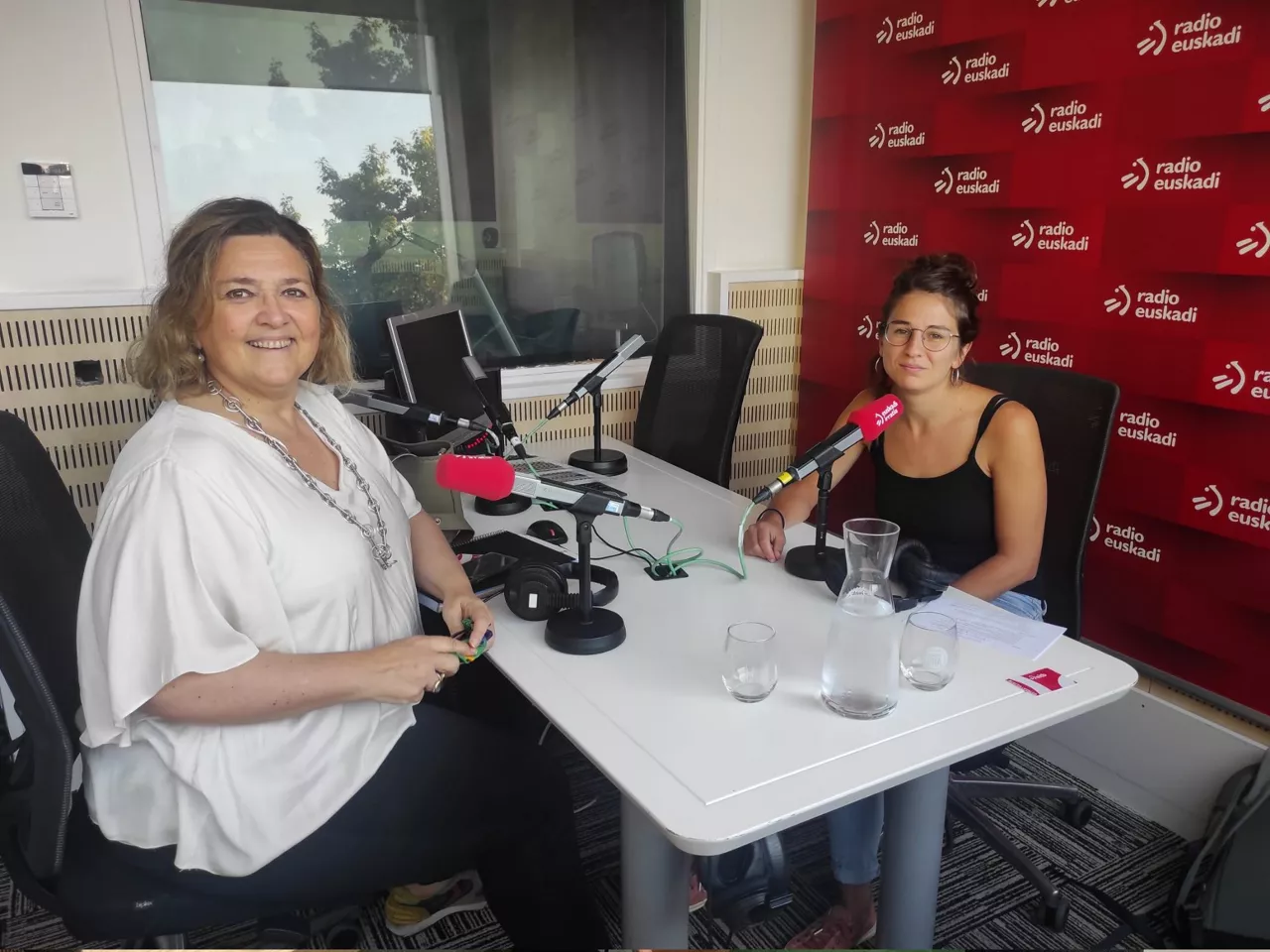 Elena Ramírez y Lore Uranga en Radio Euskadi. Foto: EITB Media