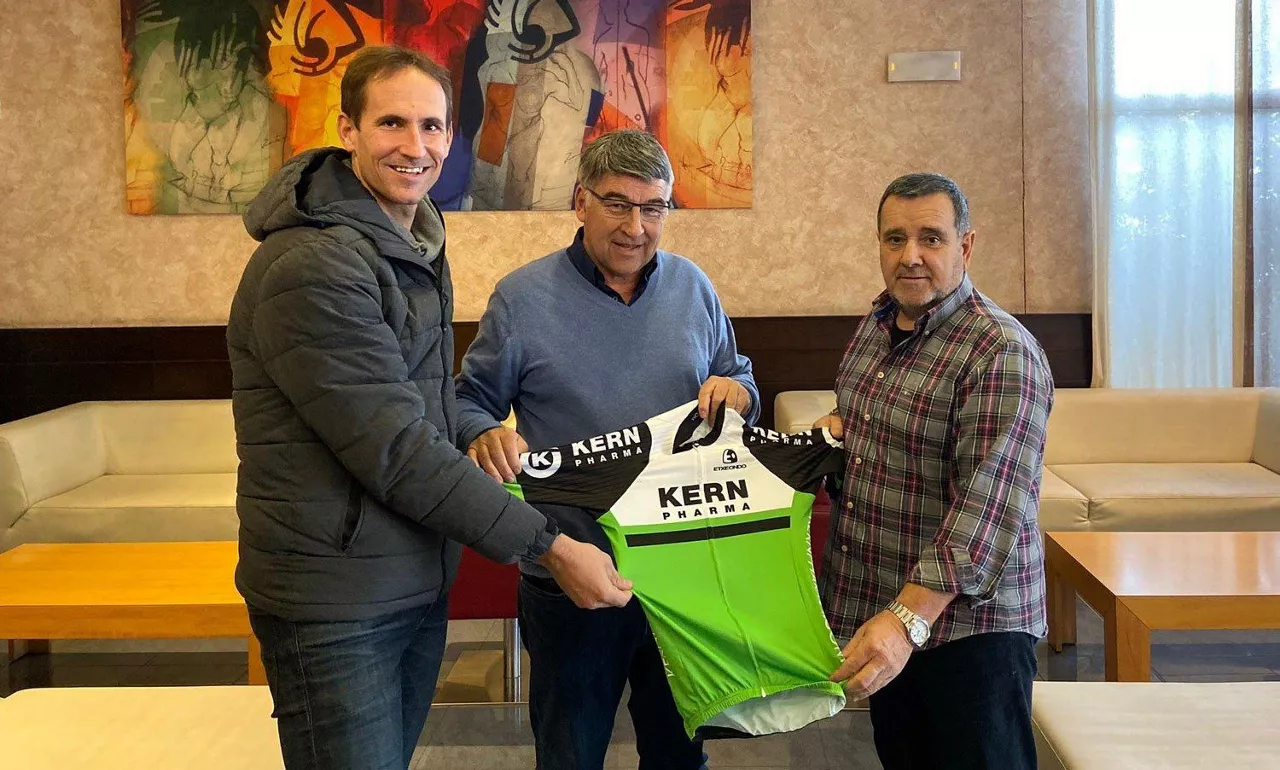 Francis Lafargue, irudiaren erdian, Juanjo Oroz eta Manolo Azcona Kern Pharma taldeko arduradunekin