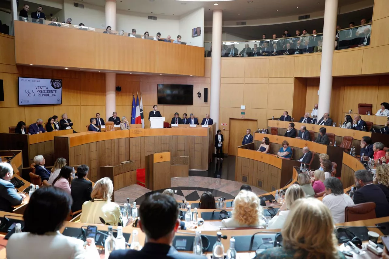 Asamblea-Corcega-Macron-efe