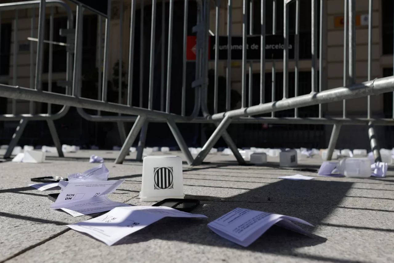 katalunia_hautetsontziak_erreferenduma_boto_paperak_bartzelona efe
