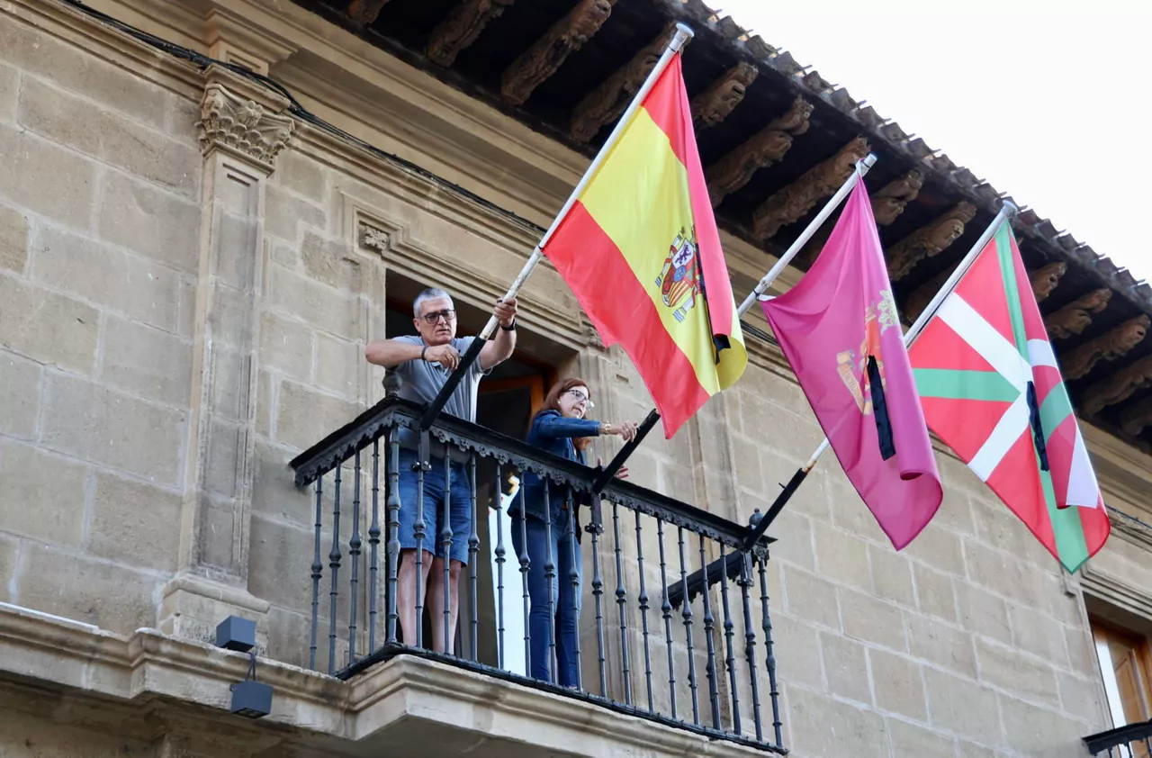 lanciego-lantziego-banderas-media-hasta-luto-efe