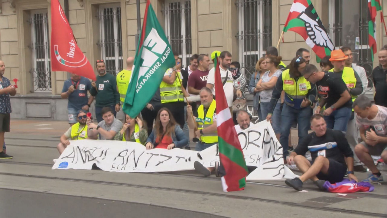 20231005113729_anbulantziak-protesta-gasteiz_