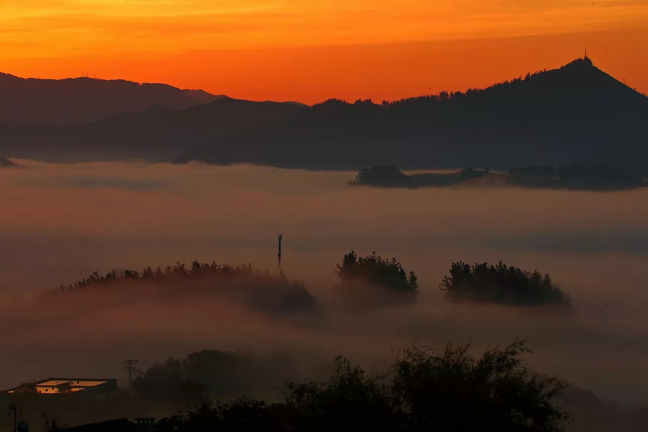 MAR DE NUBES AL AMANECER mallabia alberto loyola