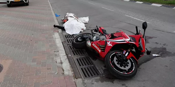 El cuerpo de un israelí yace en la carretera. EFE. 