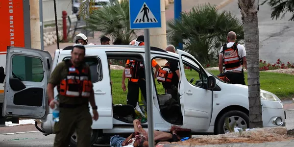 Cuerpos de israelíes yacen en la calzada. EFE. 
