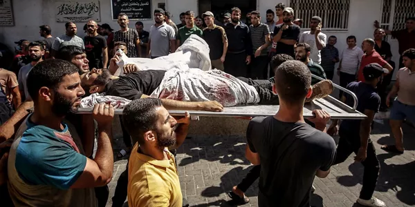 Palestinos trasladan el cuerpo de un compañero muerto. EFE