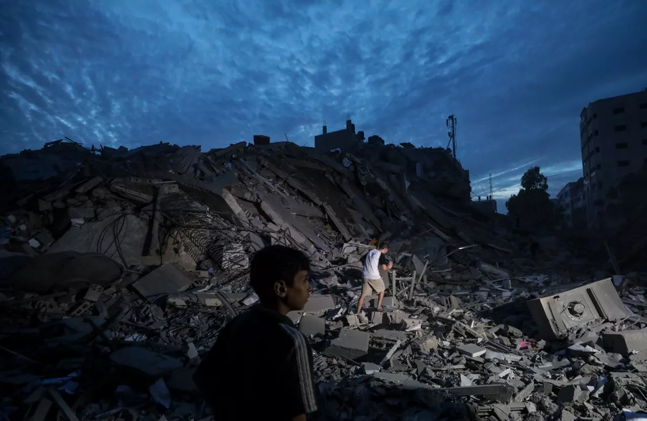 Gaza escombros torre palestina noche EFE 2