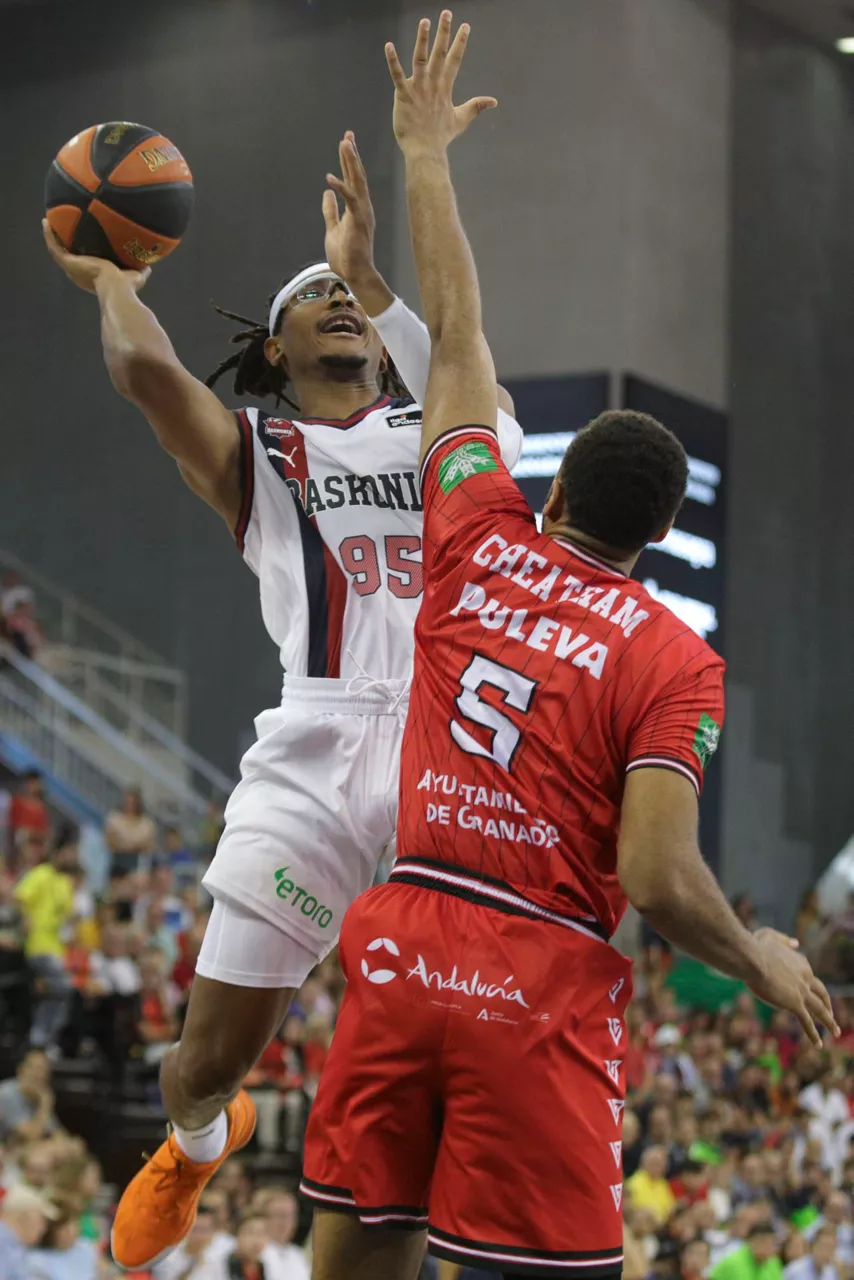 Chima Moneke, elegido MVP del partido entre el Granada-Baskonia. EFE