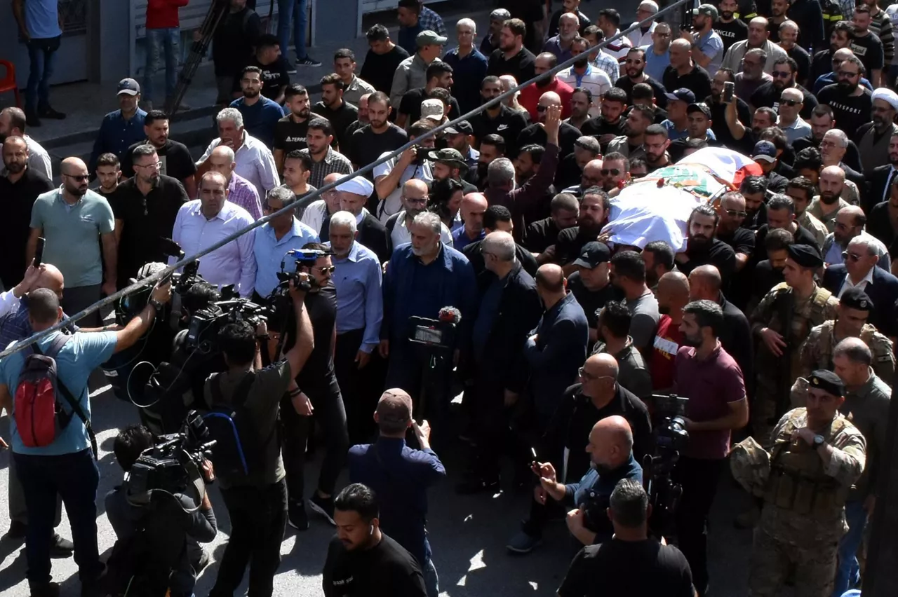Israledik jaurtitako bonbez hildako Issam Abdullah bideokazetariaren hileta Libanon-EFE