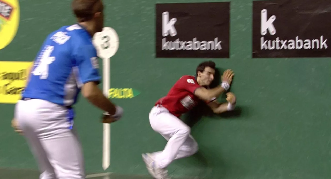 Honela hartu zuen kolpea sorbaldan, Astelenan, Jokin Altunak. Argazkia: EITB Media.