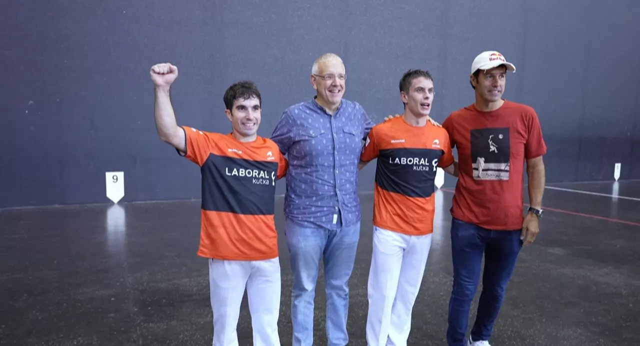 Arbe eta Manci, Winter Seriesen izango dituzten elastiko laranjak aldean dituztela (EITB Media).