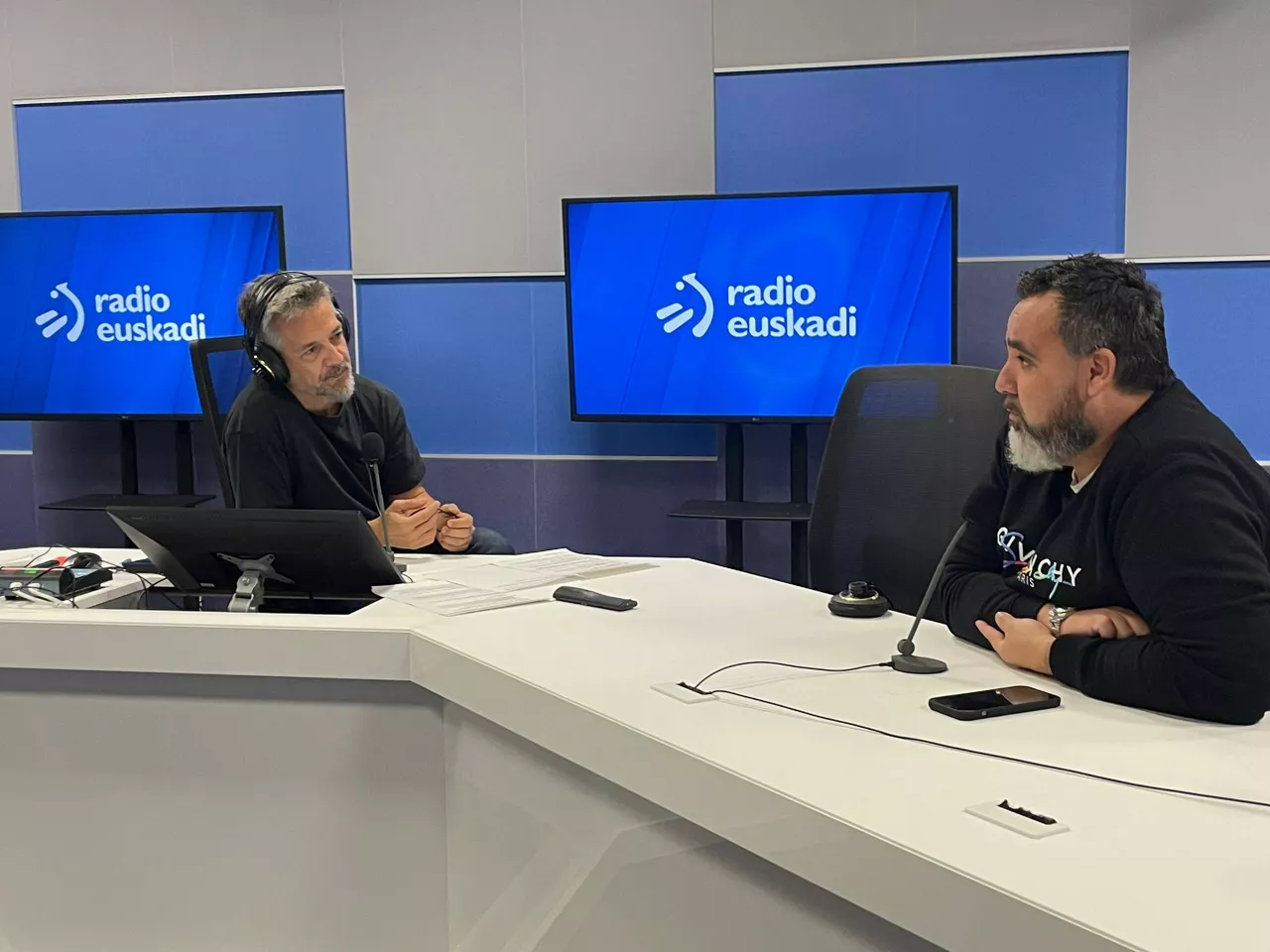 Iñaki Espiga y Joseba Elguezabal en Radio Euskadi. Foto: EITB Media