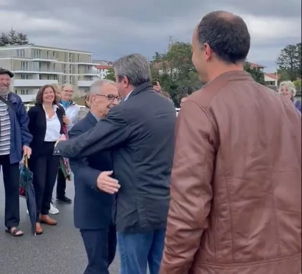 abrazo-ezenarro-santano-avenida-irun-hendaia-JeremieMartin7